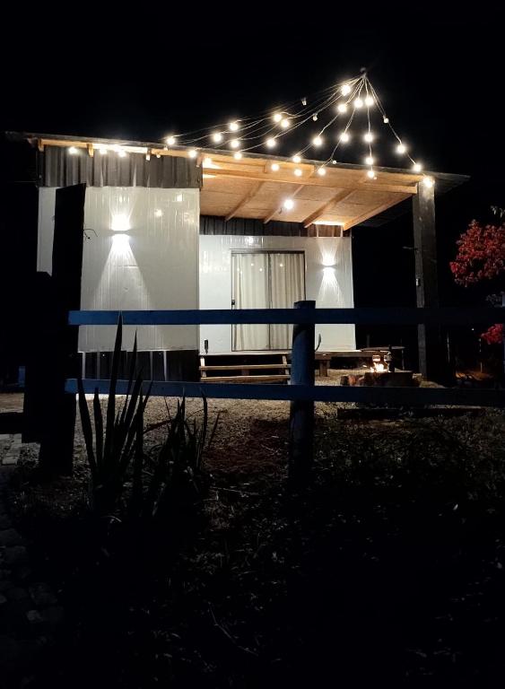 ein Gebäude mit Lichtern in der Nacht in der Unterkunft Charmoso Chalé container em Piracaia, in Piracaia