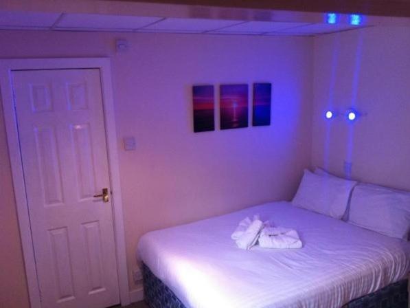 Postel nebo postele na pokoji v ubytování The Royal Windsor Hotel