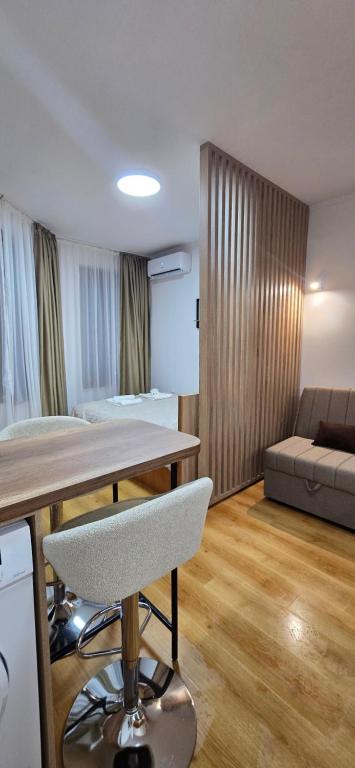 een woonkamer met een tafel en een bank bij CEDAR LODGE LUX Apartment B11 in Bansko