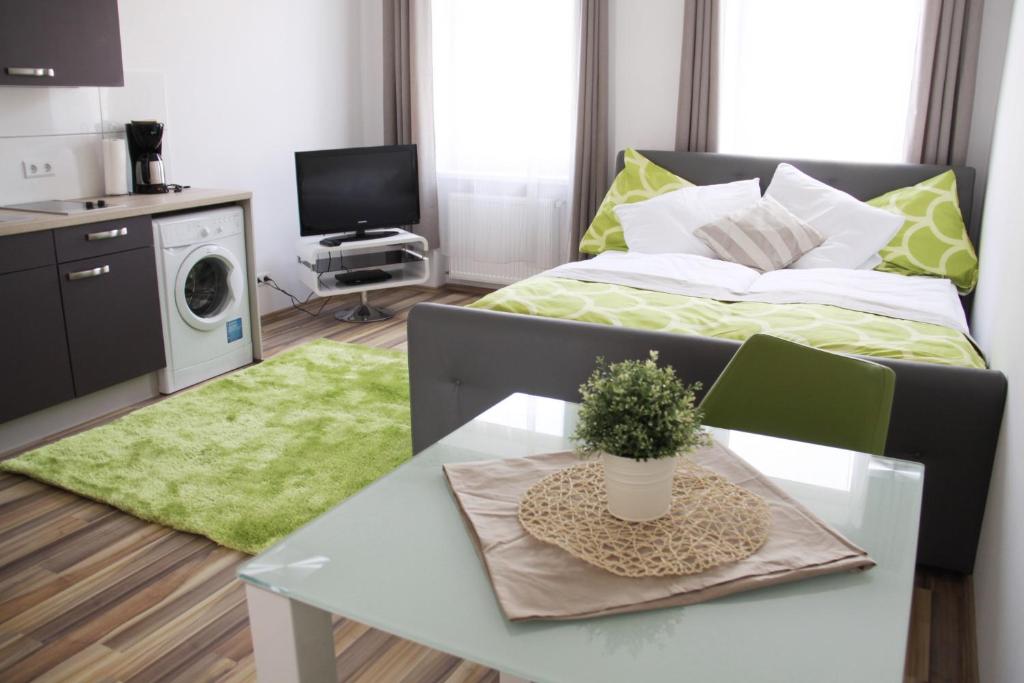 ein Wohnzimmer mit einem Bett und einem Tisch in der Unterkunft Apartment Huglgasse in Wien