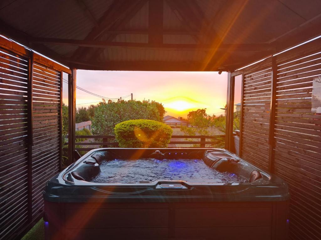 Východ nebo západ slunce při pohledu z prázdninového domu nebo okolí