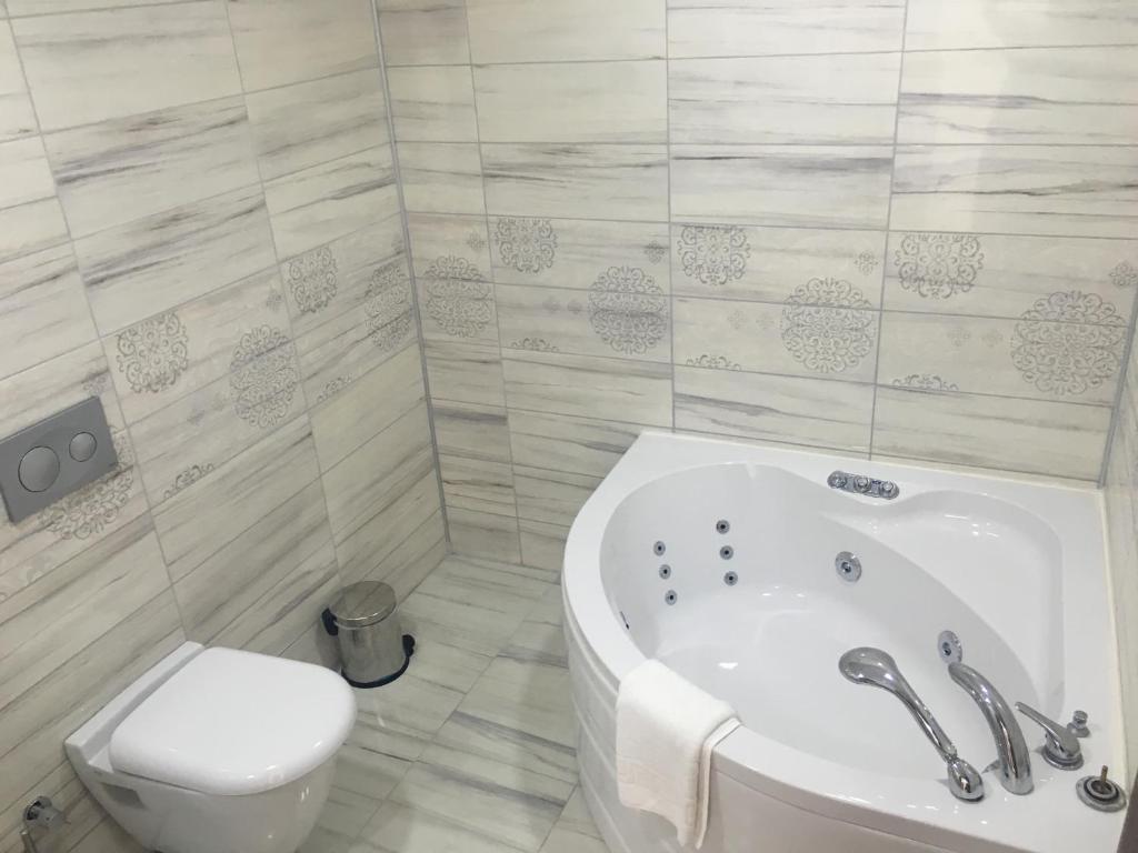 A bathroom at Elegance Hotel Kemer