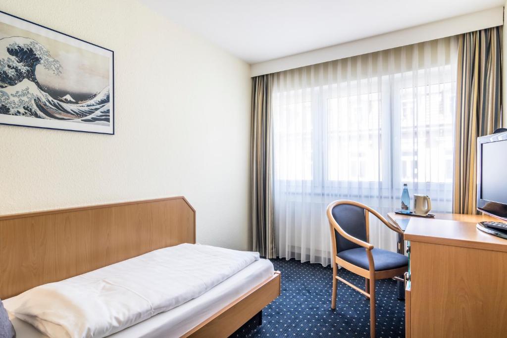 Postel nebo postele na pokoji v ubytování Hotel Garni Oberrhein