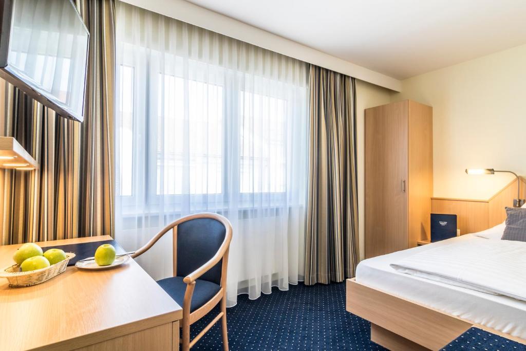 Postel nebo postele na pokoji v ubytování Hotel Garni Oberrhein