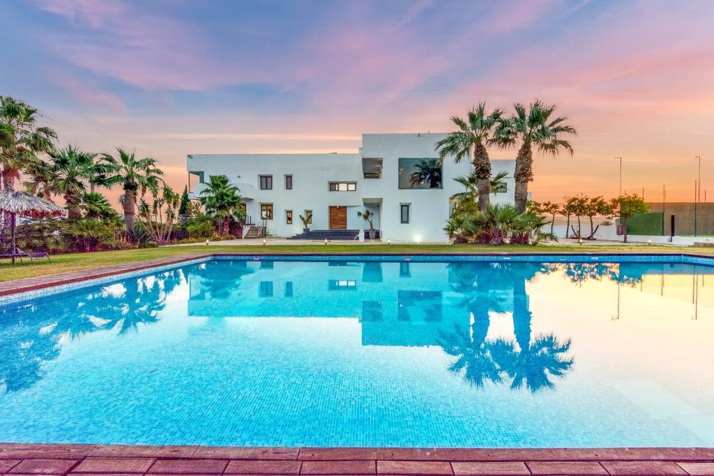 Swimmingpoolen hos eller tæt på Events # Private Villa # Jacuzzi # Pets # BBQ # Piano