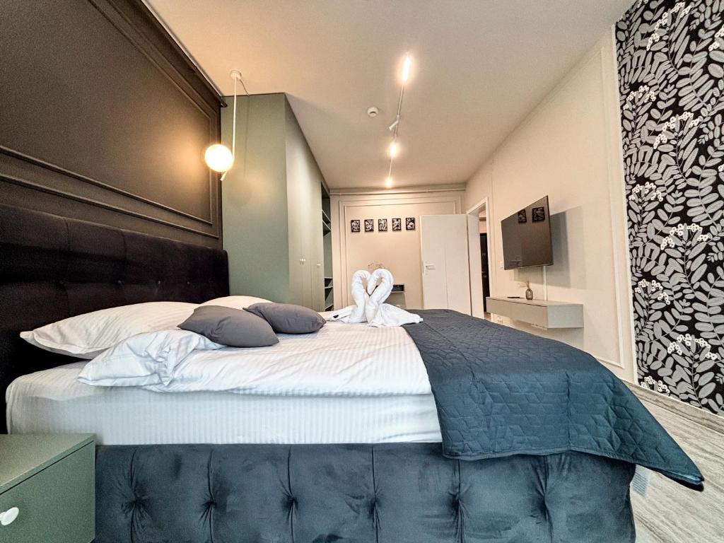 Postel nebo postele na pokoji v ubytování Sky Heaven - Airport 2 Bedroom Apartment - Parking