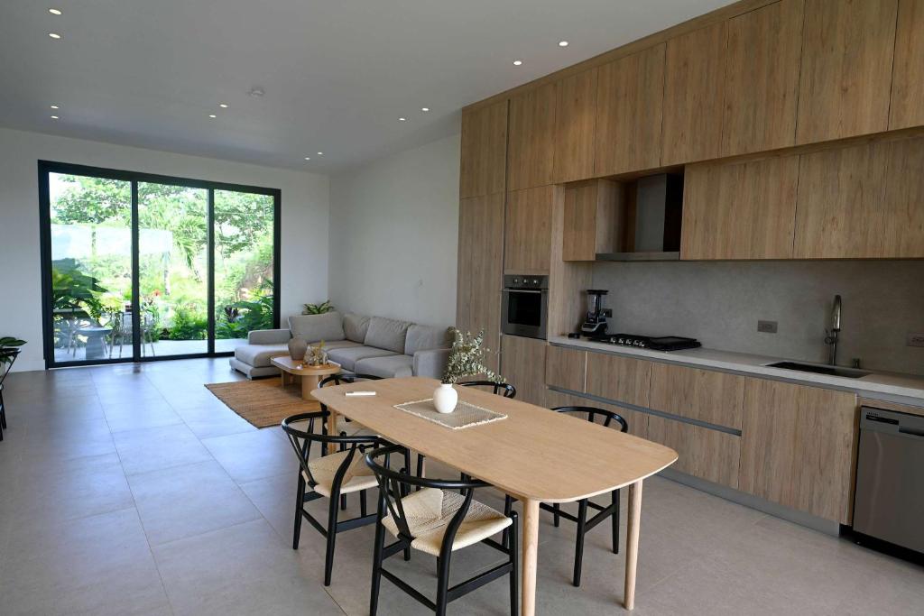 a kitchen and living room with a table and chairs at Oceanview Home with Pool in Venao in Playa Venao