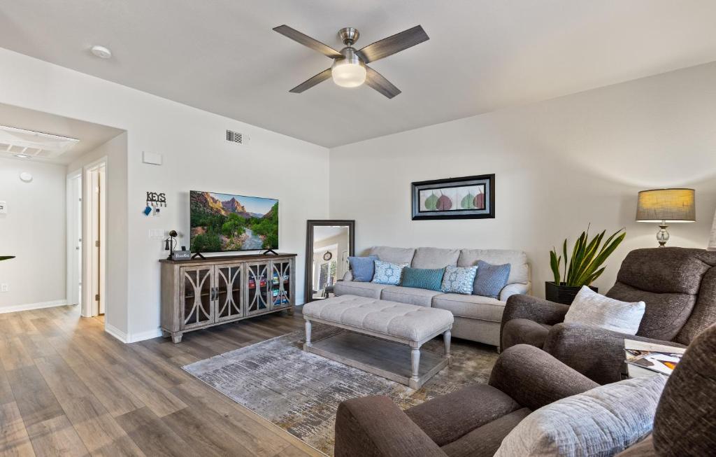 un salon avec un canapé et un ventilateur de plafond dans l'établissement Newly Renovated Condo, à Mesquite