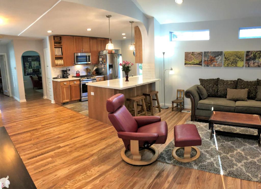 Kuchyň nebo kuchyňský kout v ubytování Updated Luxury Home by Sugarhouse Park