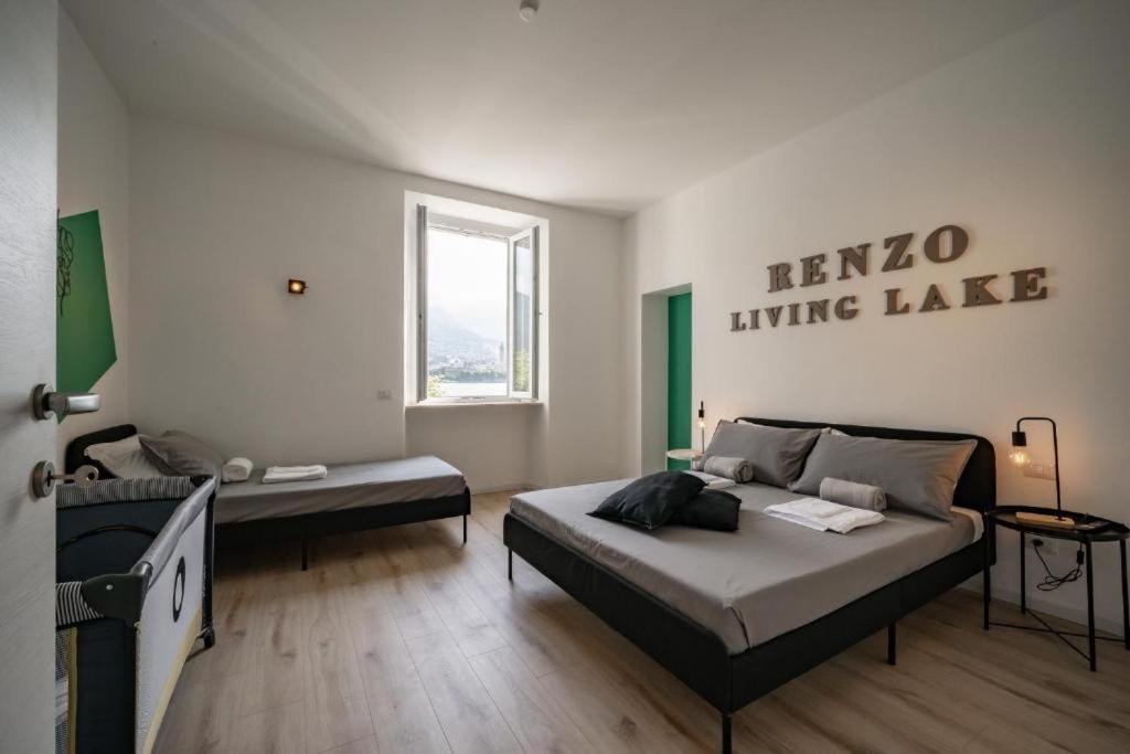 Una cama o camas en una habitación de Renzo & Lucia Lakefront Suites with Stunning Views of Lake Como