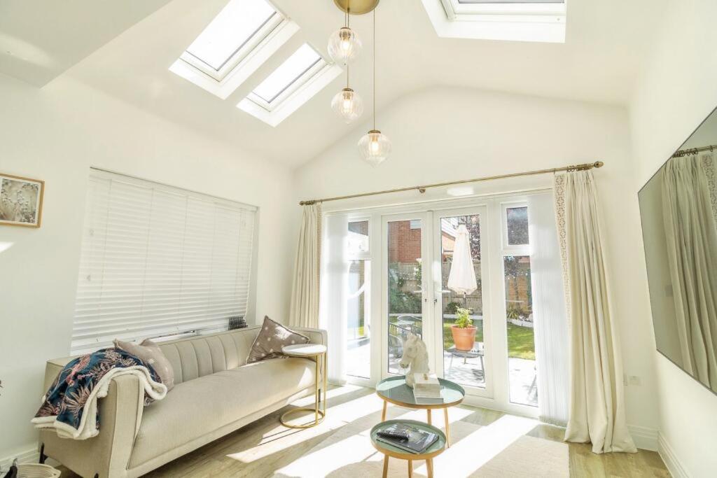 Posezení v ubytování Luxury 5-Bed Home in Milton Keynes