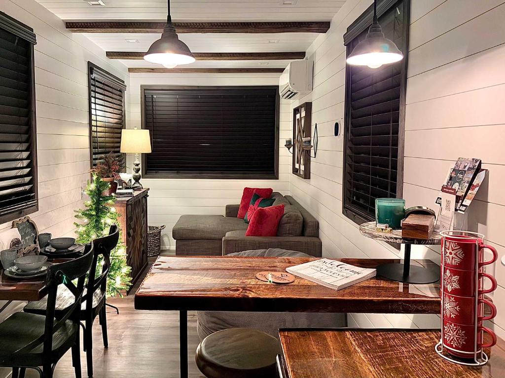 Posezení v ubytování Hot Tub! The Blue Ridge Luxury Container Home