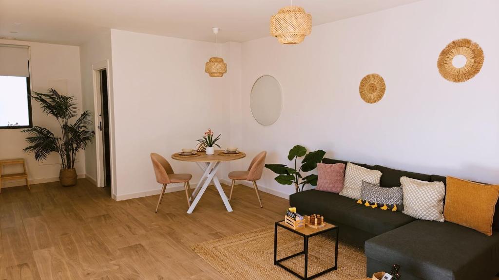 Villa Cora Murcia , Oasis De Relax في Los López: غرفة معيشة بها أريكة وطاولة