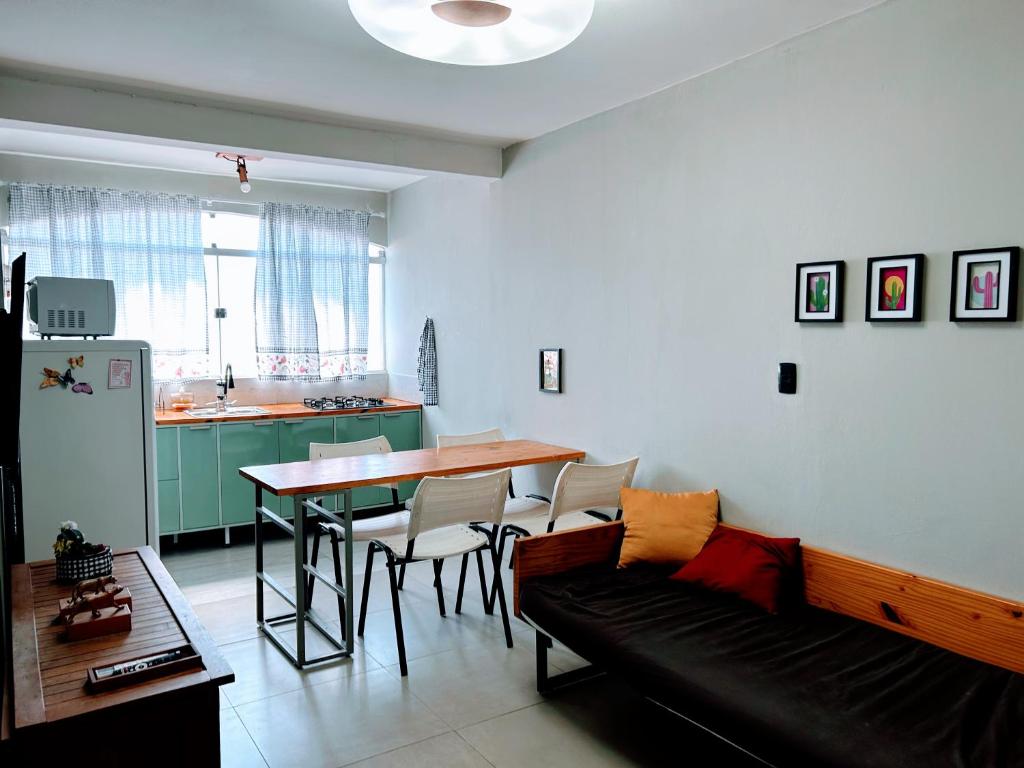 un salon avec un canapé et une table dans l'établissement Apartamento Studio 203, à Juazeiro
