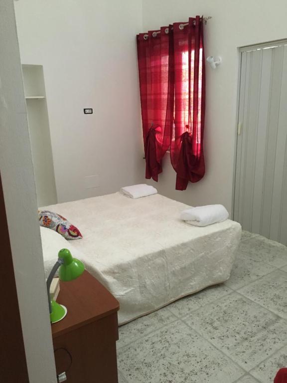 BoscotrecaseにあるI due Grappoliの小さなベッドルーム(ベッド1台、赤い窓付)