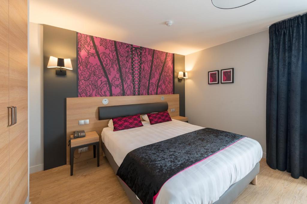 Postel nebo postele na pokoji v ubytování Logis Grand Hôtel Des Bains