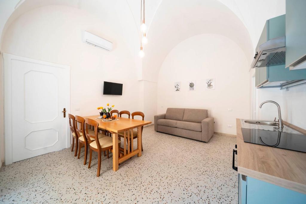 eine Küche und ein Esszimmer mit Tisch und Stühlen in der Unterkunft La Fontana Casaurea Apartment, Centro-AC in Villa Castelli