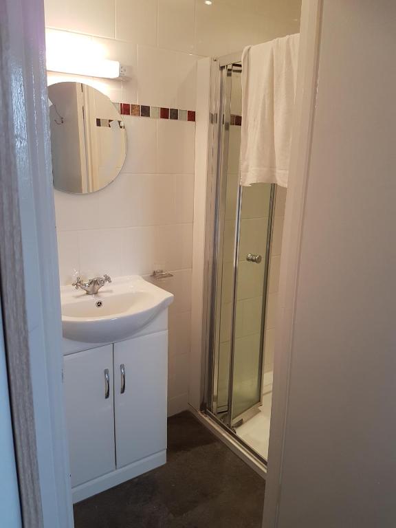 The Red Lion - Twin Room With Private Bathroom