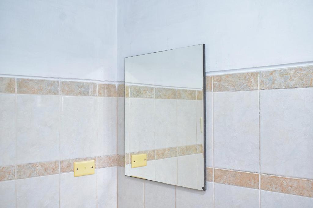 a mirror on a wall in a bathroom at Hotel La Quinta de Allison in Lima