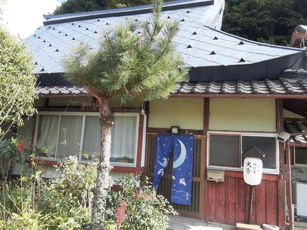 une maison avec un pin devant elle dans l'établissement Yadodokoro: Hiuchian - Vacation STAY 80970v, à Tamba-sasayama