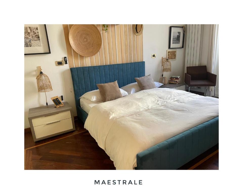 una camera da letto con un letto grande con testiera blu di queen 24 a Taranto