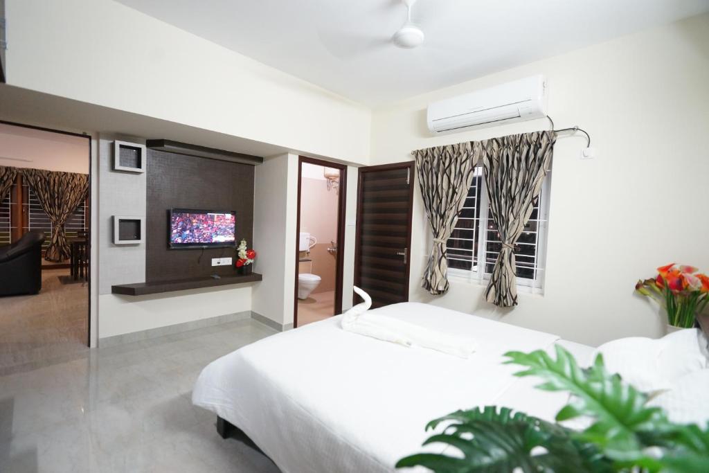 Postel nebo postele na pokoji v ubytování Krishna Vibe Service Apartment
