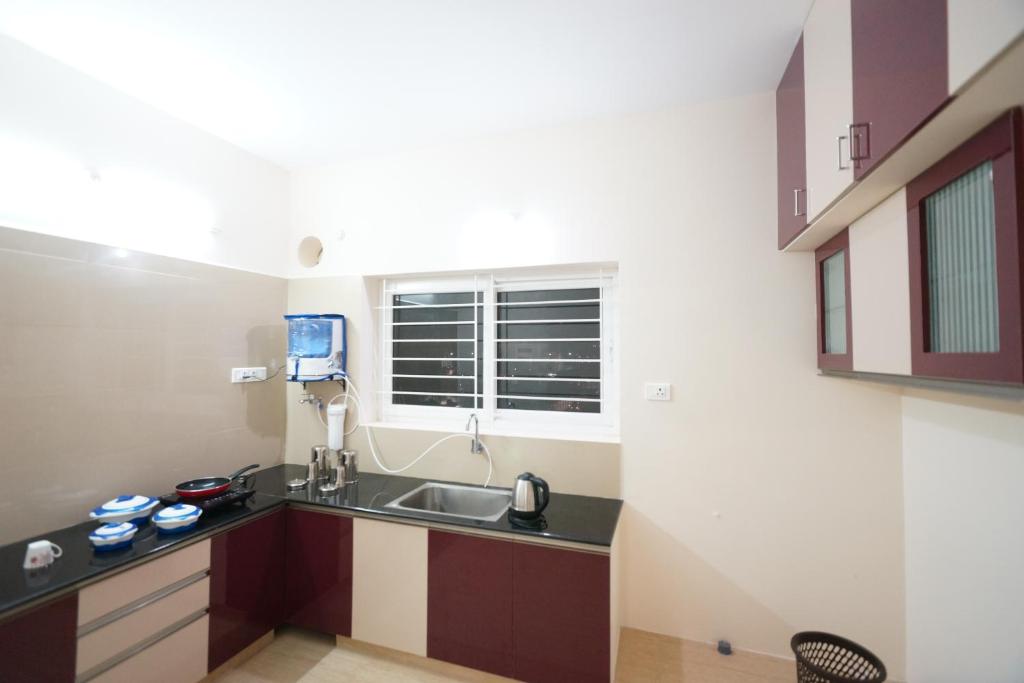 Kuchyň nebo kuchyňský kout v ubytování Krishna Vibe Service Apartment