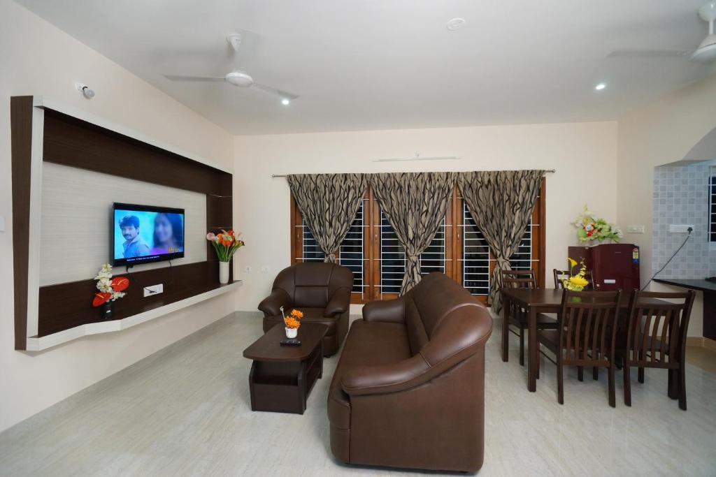 TV a/nebo společenská místnost v ubytování Krishna Vibe Service Apartment