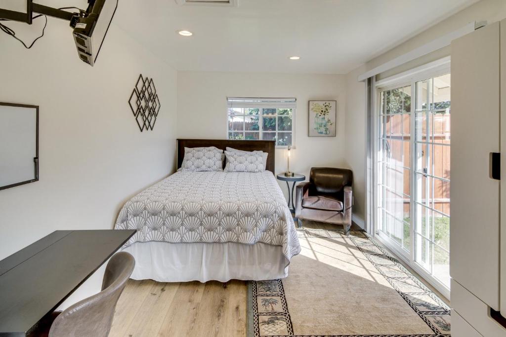 Ένα ή περισσότερα κρεβάτια σε δωμάτιο στο Work and Play! Extended-Stay Studio in Simi Valley