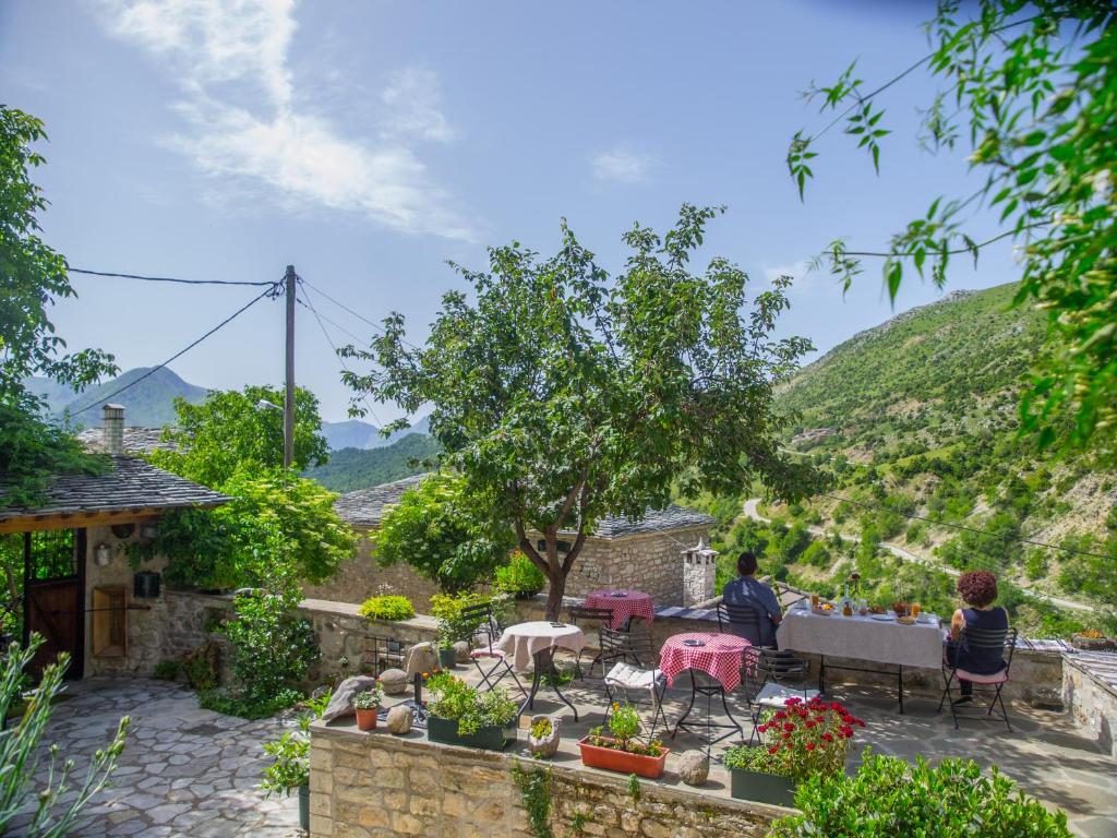 A general mountain view or a mountain view taken from a vendégházakat
