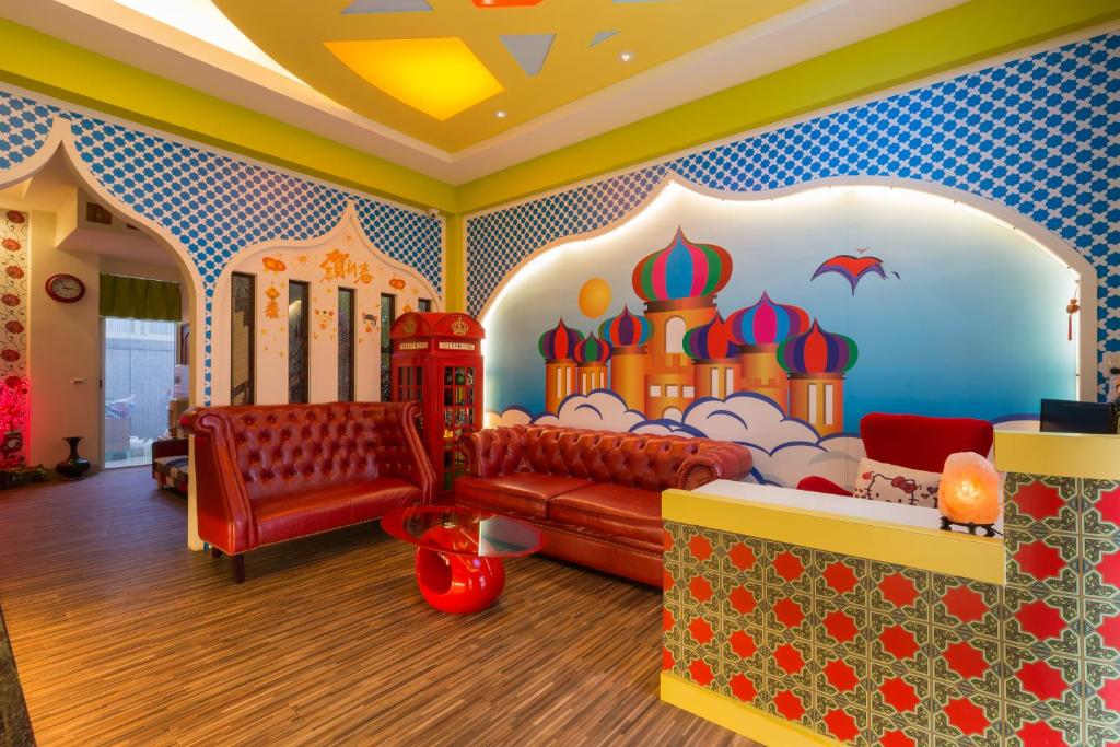 una sala de estar con un mural de Disney en la pared en Ali Ba Ba B&B, en Hualien City
