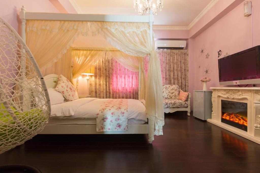 a bedroom with a swinging bed and a fireplace at Ali Ba Ba B&amp;B in Hualien City