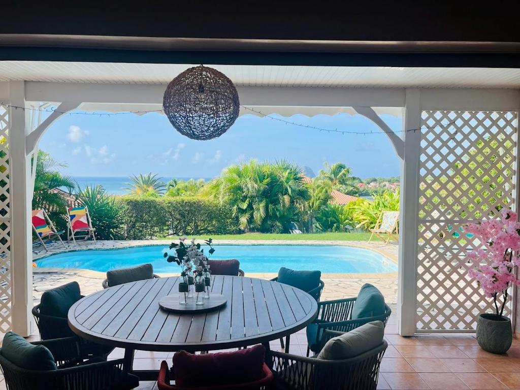 Πισίνα στο ή κοντά στο Villa le Rocher - Sea View - Le Diamant