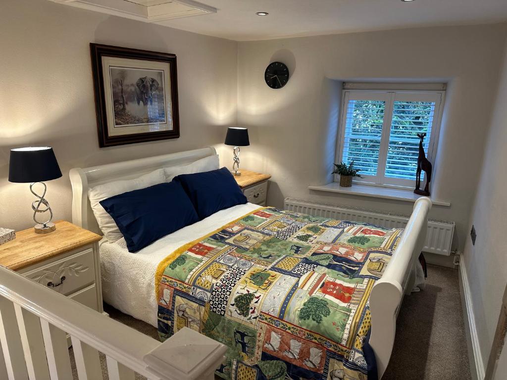 モファットにあるThe Oldest House Located in the heart of Matlockのベッドルーム(キルト付きのベッド付)