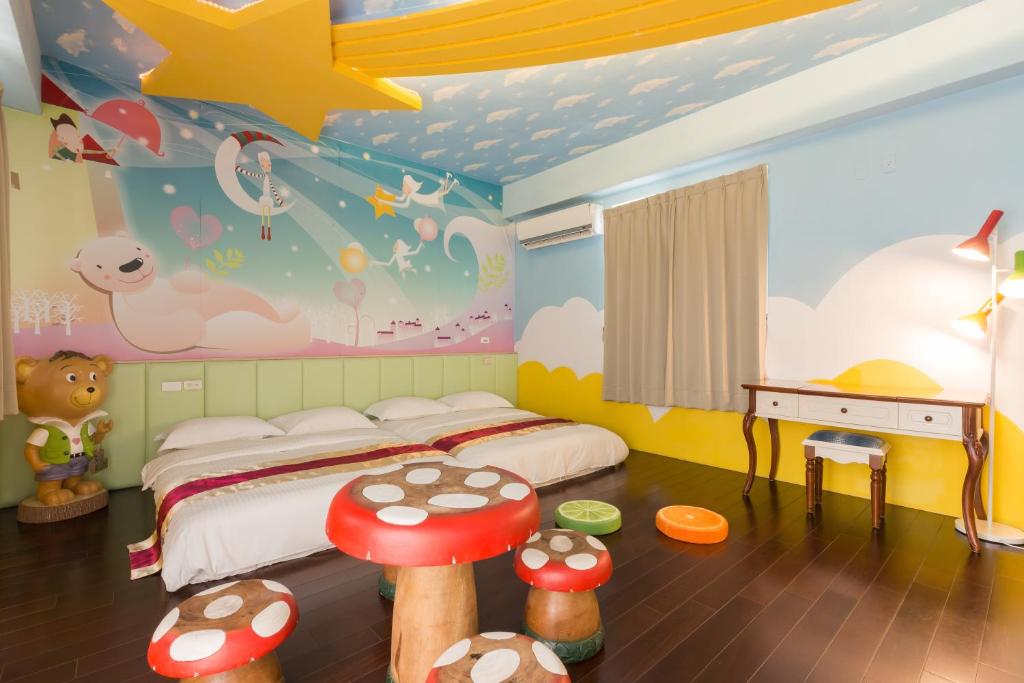 a childs bedroom with a bed and a ceiling with clouds at Ali Ba Ba B&amp;B in Hualien City