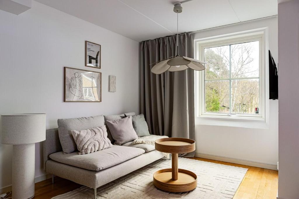 Χώρος καθιστικού στο Cozy & Bright Studio Apartment in Lidingö