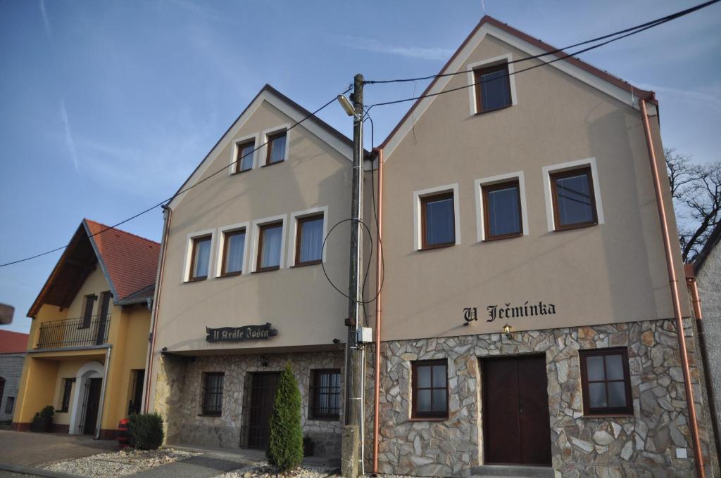 un edificio che si trova accanto a una strada di U Ječmínka a Hlohovec