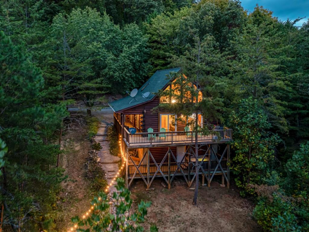 une cabane dans les arbres au milieu de la forêt dans l'établissement 1 bedroom with a loft and hot tub cabin 45 minutes to Asheville, à Marion