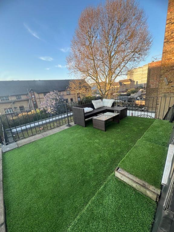 Κήπος έξω από το Plaza London Hotel