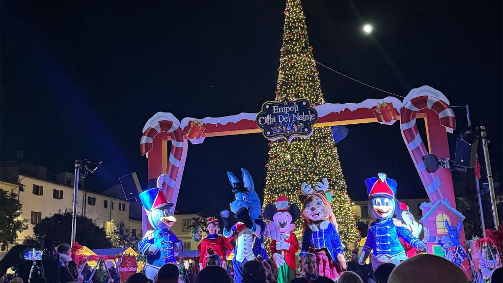 Eine Weihnachtsparade mit einem Weihnachtsbaum im Hintergrund in der Unterkunft casa max stazione 2 in Empoli