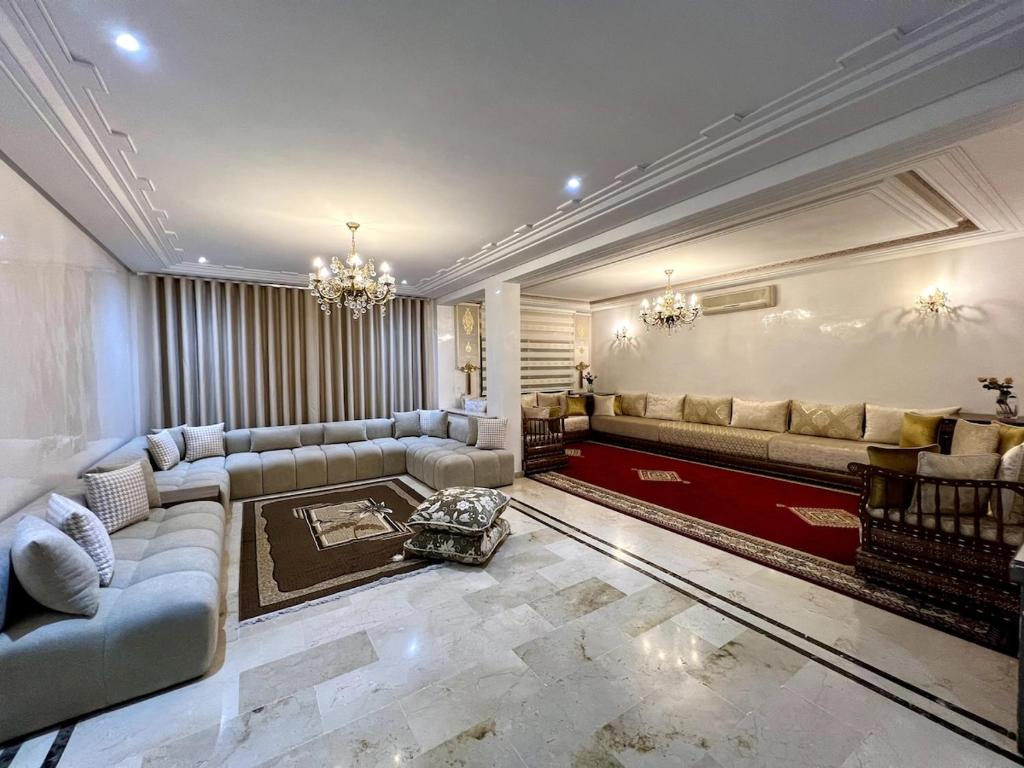 ein großes Wohnzimmer mit Sofas und einem Sofa in der Unterkunft Chic & Spacious 4BR with Jacuzzi-Fez New City Stay in Fès