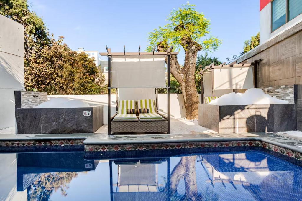 Πισίνα στο ή κοντά στο Loft lujo estilo y diseño, alberca climatizada y cama de alberca, Cuernavaca somos los únicos en ofrecerte 2 jacuzzis para tu uso personal y exclusivo con agua caliente y sistema de hidromasaje tipo Spa, terraza privada y asador de carbon