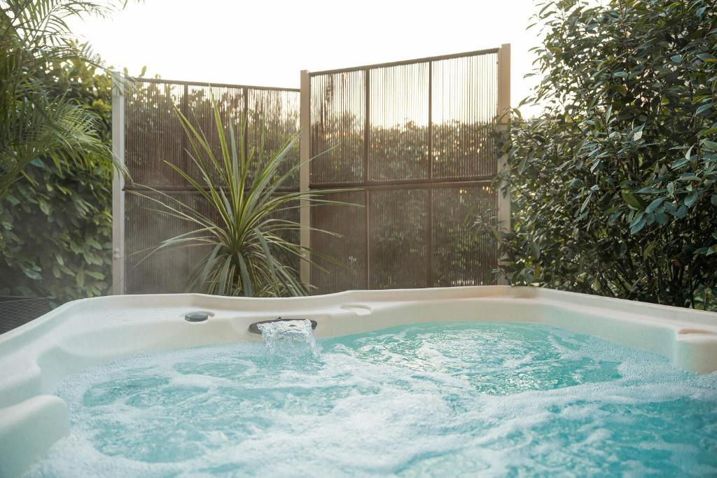 Whirlpool-Badewanne mit Springbrunnen in der Unterkunft Bardolino Suite in Bardolino