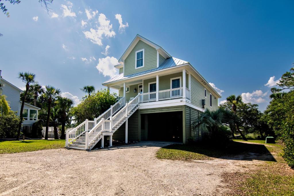 une grande maison avec un escalier menant à un garage dans l'établissement Creekside Cottage, à Edisto Island