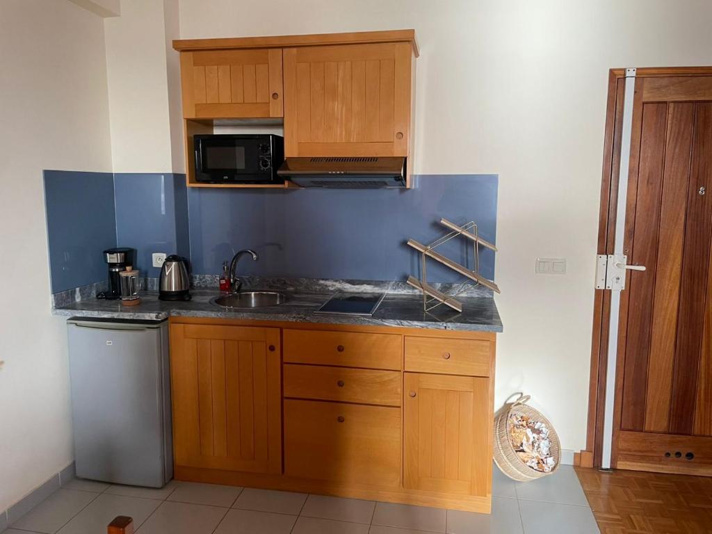 uma cozinha com pia e bancada em Residencial P&P em Mindelo