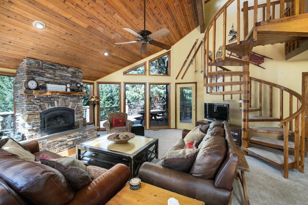 Posezení v ubytování Heartstone Hideaway Home: Hot Tub, Dog Friendly