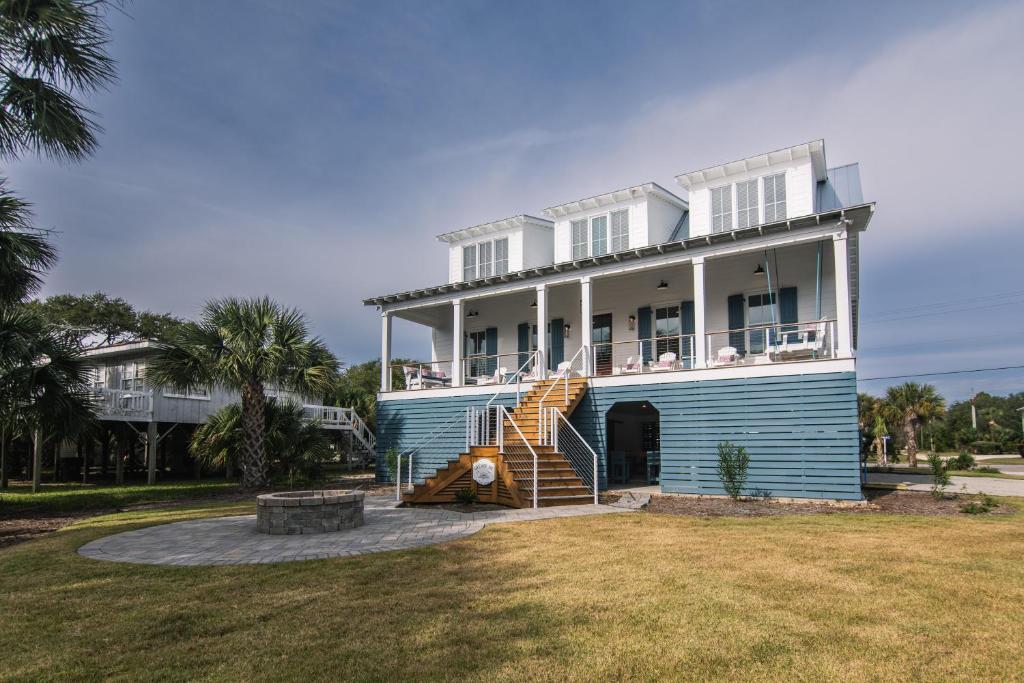 ein Haus mit einer Wendeltreppe davor in der Unterkunft Glory Be in Edisto Island