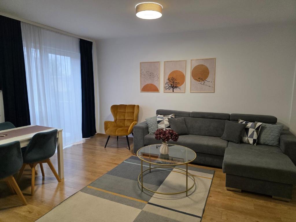 Posezení v ubytování Central Urban Apartment with Underground Parking