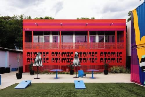 een rood gebouw met een schilderij aan de zijkant bij Hotel Hilo - Room 204 in Louisville