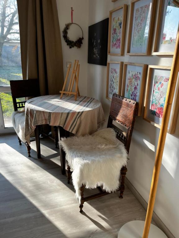 Posezení v ubytování Art gallery near Pardubice